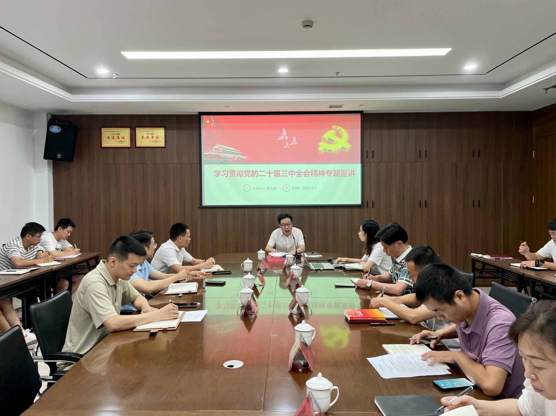 市交投集團(tuán)領(lǐng)導(dǎo)深入市交投物流集團(tuán)市交投勘察設(shè)計(jì)公司開展聯(lián)系點(diǎn)工作，葉嵐清拍攝1.jpg