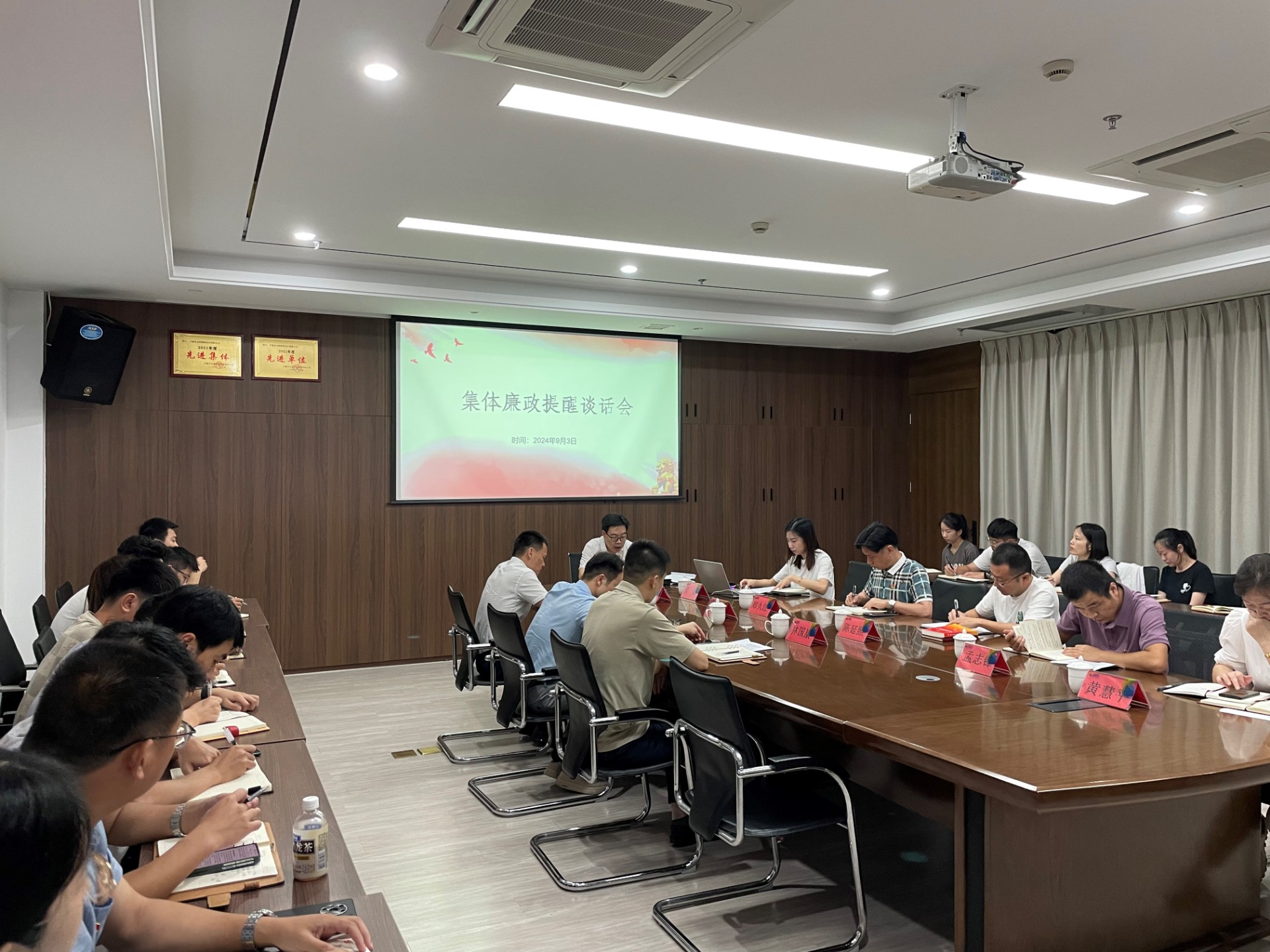 市交投集團(tuán)領(lǐng)導(dǎo)深入市交投物流集團(tuán)市交投勘察設(shè)計(jì)公司開展聯(lián)系點(diǎn)工作，葉嵐清拍攝2.jpg